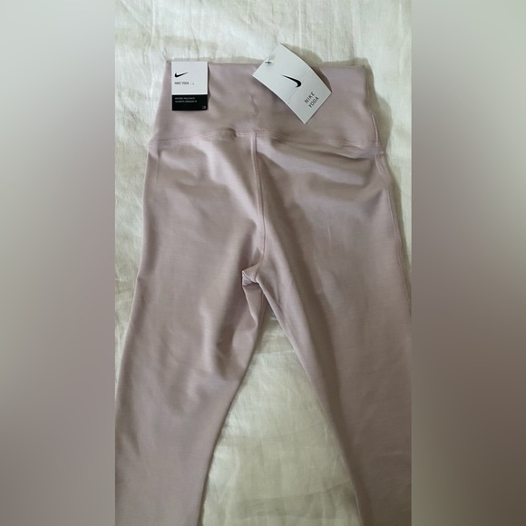 Nike Women’s Yoga Crossover Leggings - Picture 2 of 4